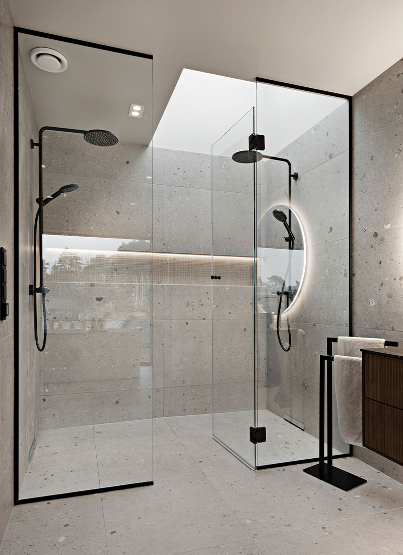Stor dusj med takvindu, belysning og INR ARC Frame tilpasset dusjløsning med sorte profiler