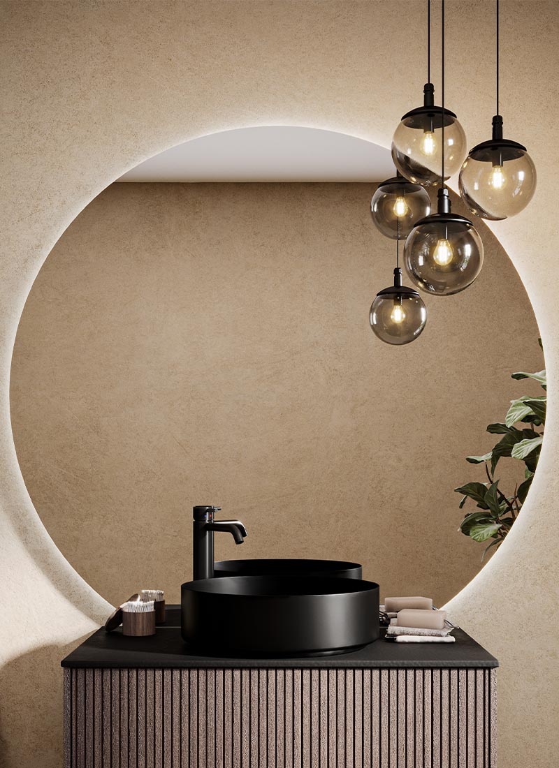 Svedbergs Epos baderomsmøbel i brun ask, stort avrundet speil med LED-belysning og runde pendellamper