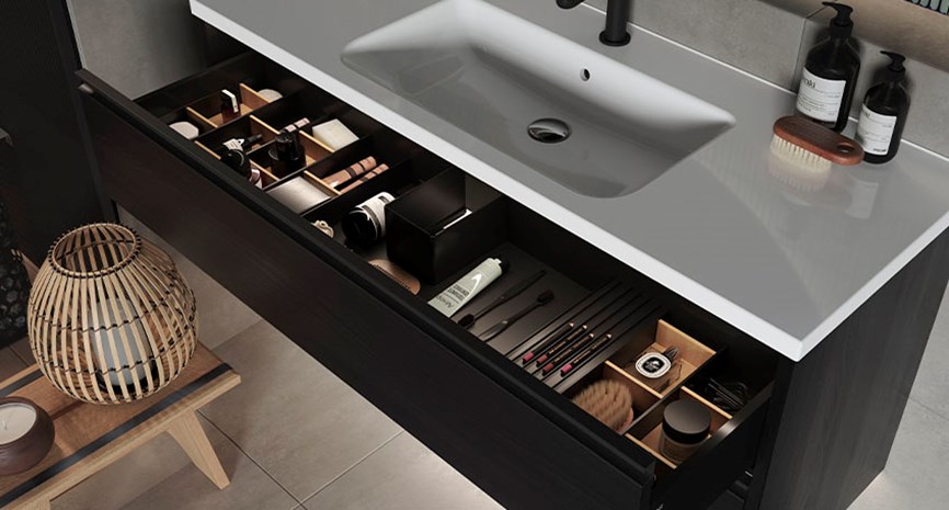 Smart oppbevaring til badet med skuffeinndelere i baderomsmøbelet fra INR