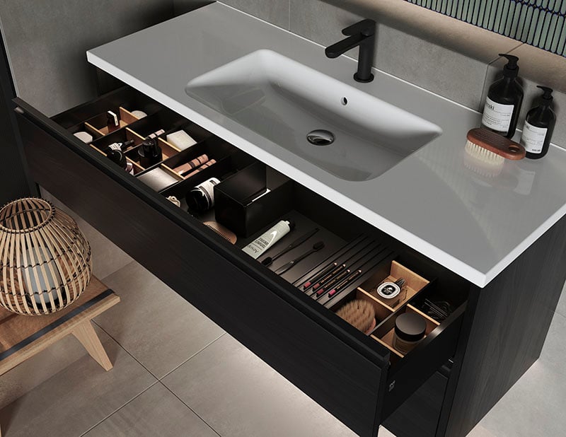 Smart oppbevaring på badet med praktisk skuffeinndeling i baderomsmøbelet fra INR
