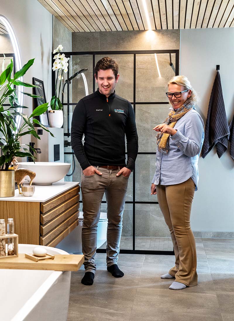 Rørlegger og prosjektleder Steinar Aamodt og Monica inspiserer det nye badet