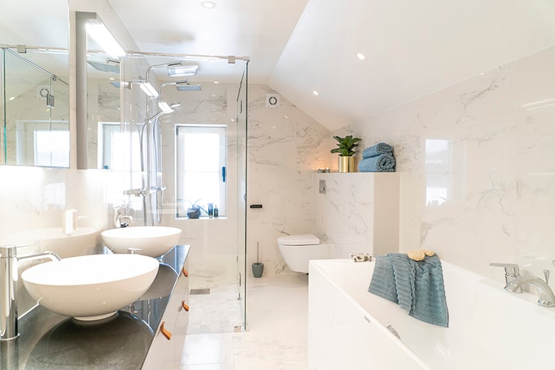 Nyrenovert drømmebad med minimalistisk uttrykk og moderne baderomsinventar