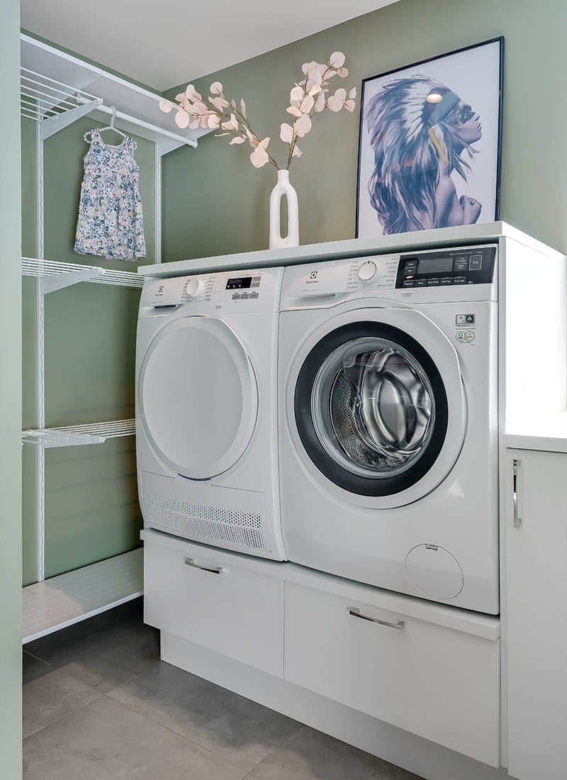 Linn Bad vaskeromsinnredning i hvitt med praktisk skuffer under vaskemaskin og tørketrommel