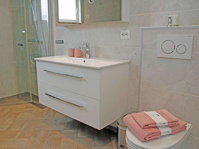 Tidløs stil på badet med gulvbelegg og baderomsplater