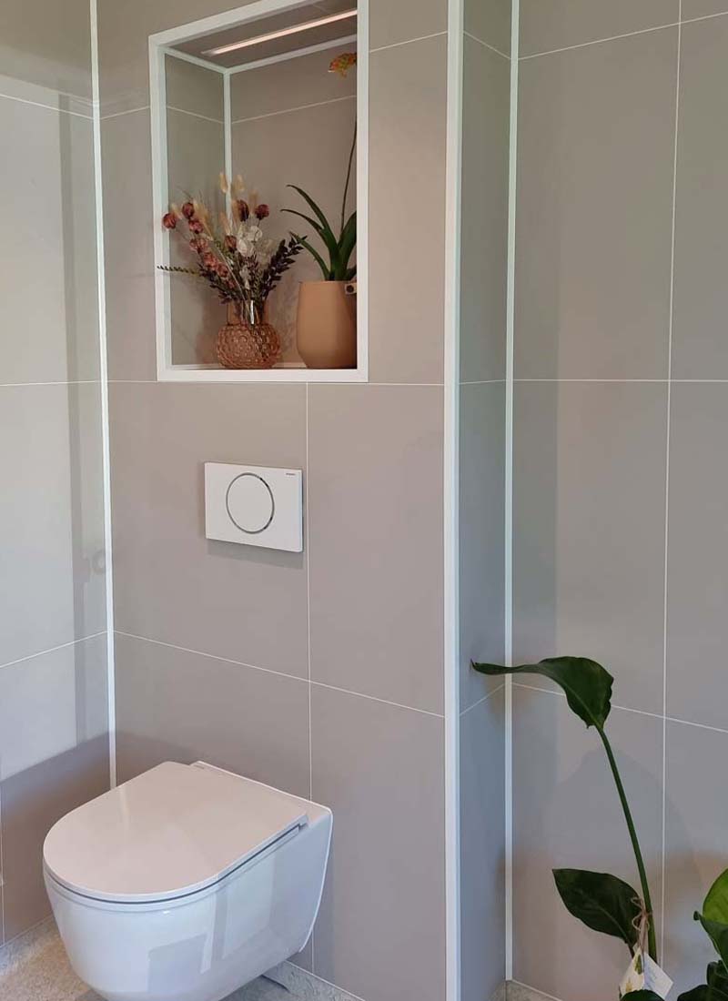 Kompakt, vegghengt toalett og hvit betjeningsplate fra Geberit