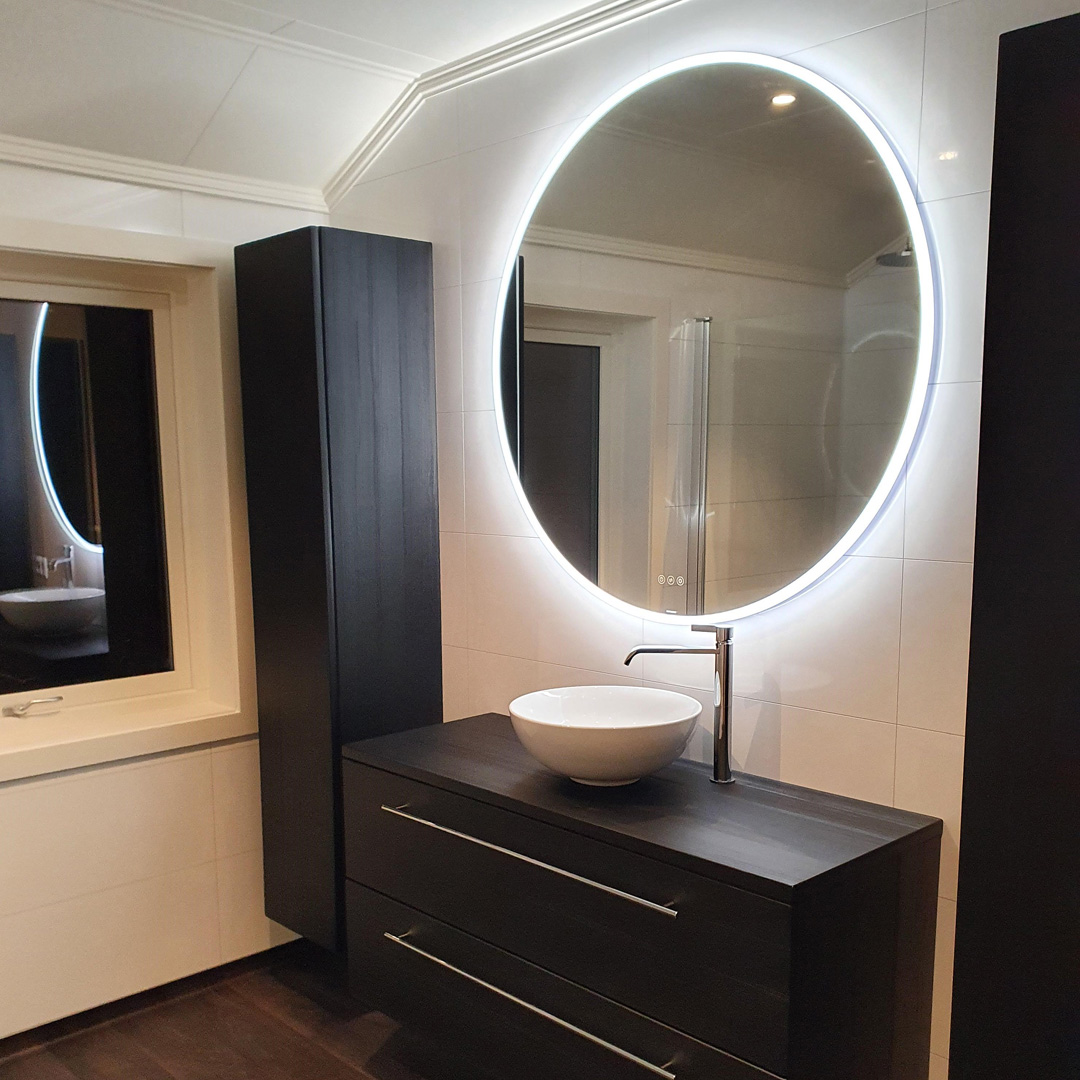 VikingBad baderomsmøbel i sort med stort rundt speil med lys
