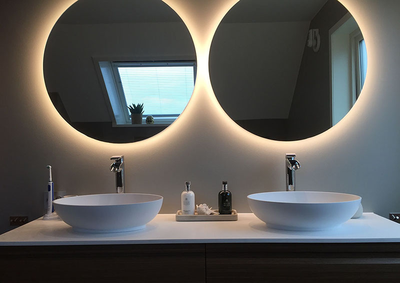 Asiatisk inspireret drømmebad i Tananger med runde speil med integrert stemningsbelysning