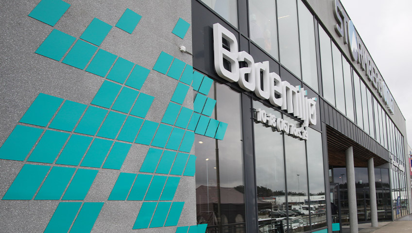 Butikkfasade med Bademiljø-logo og mønster