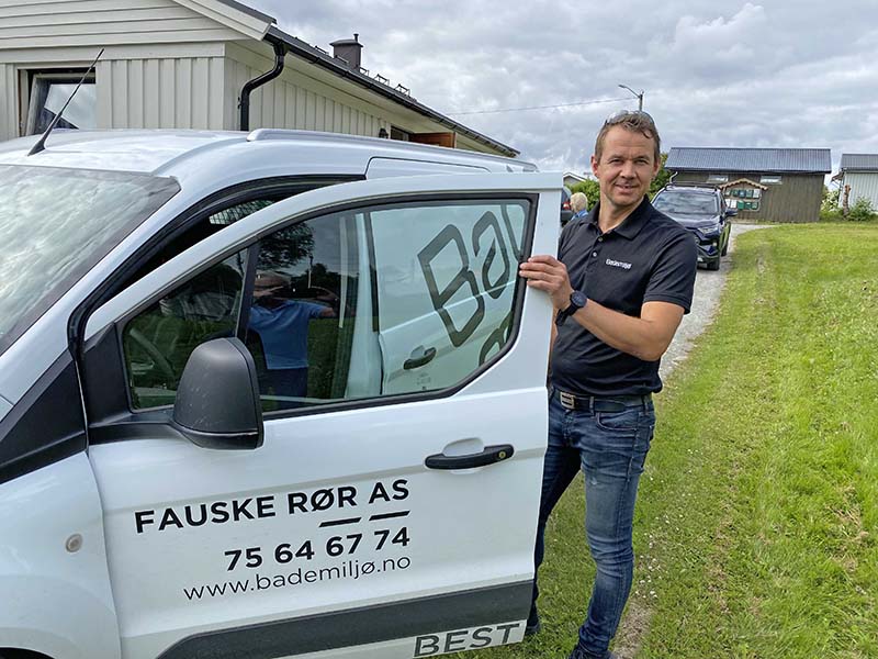 Overlevering av nytt bad i utleieleiligheten med prosjektleder Bård.