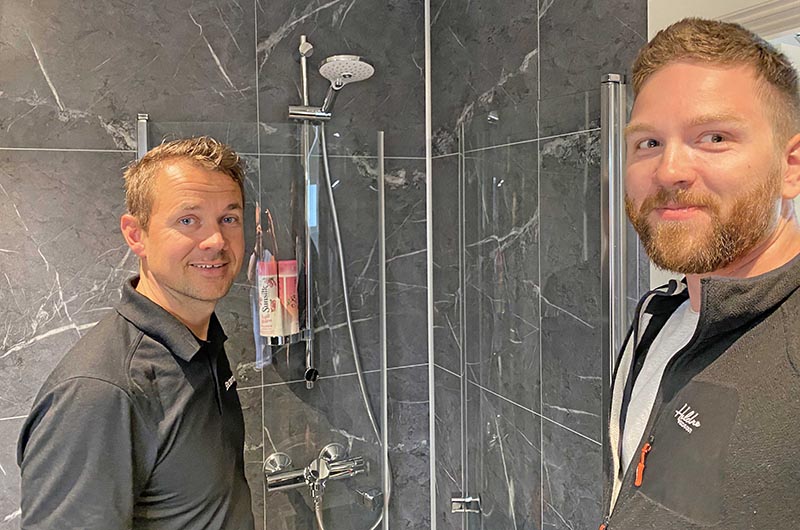 Bilde av Bård fra Fauske Rør sammen med kunde Johannes foran den nye dusjen