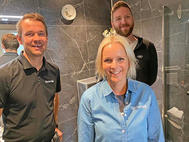 Bilde av Anita og Bård fra Fauske Rør på det nye badet med kunden Johannes